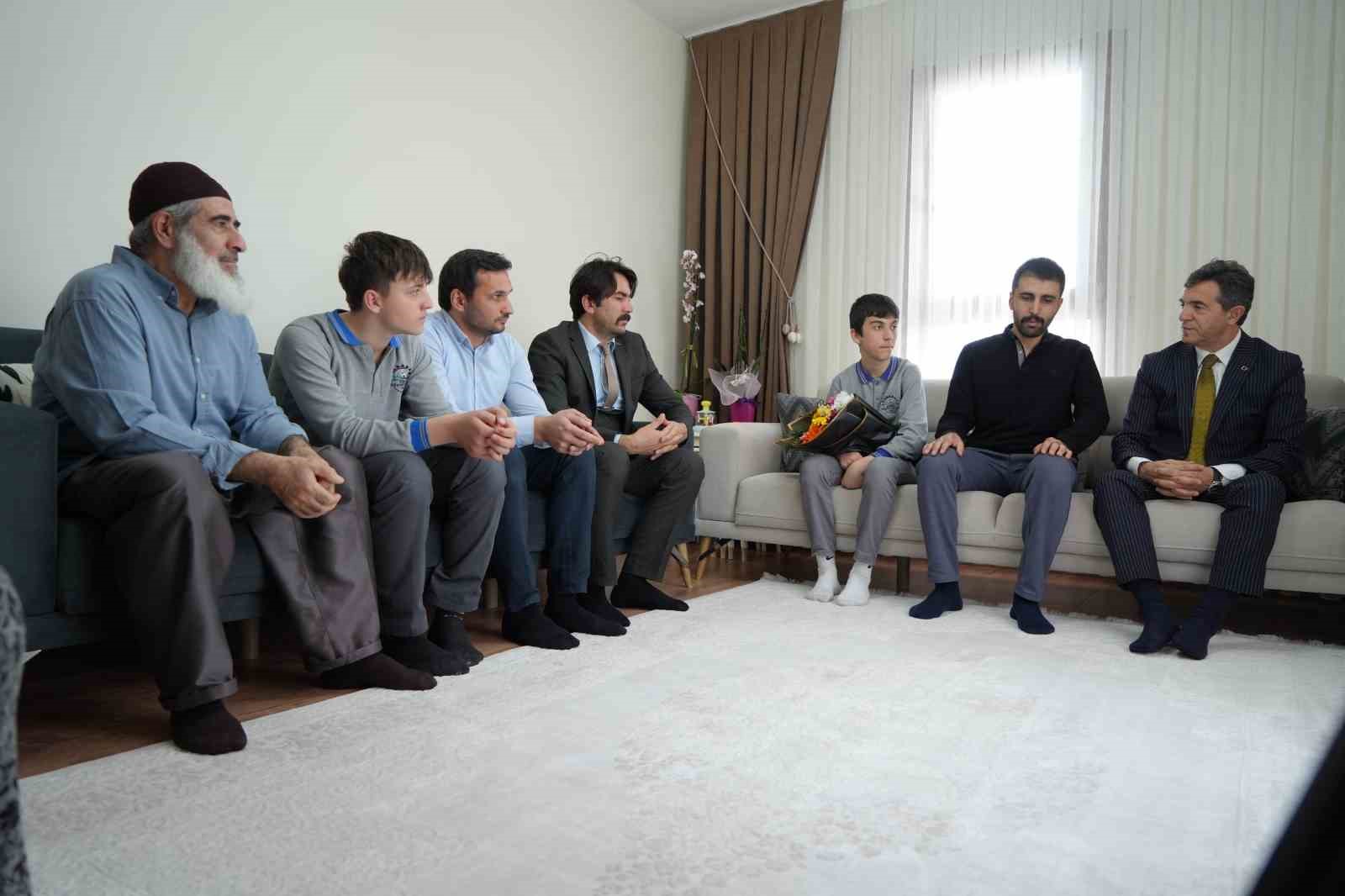 DEAŞ operasyonunda ağır yaralanmıştı: Bayburtlu kahraman komisere öğrencilerden Polis Haftası sürprizi
DEAŞ operasyonunda ağır yaralanmıştı: Bayburtlu kahraman komisere öğrencilerden Polis Haftası sürprizi