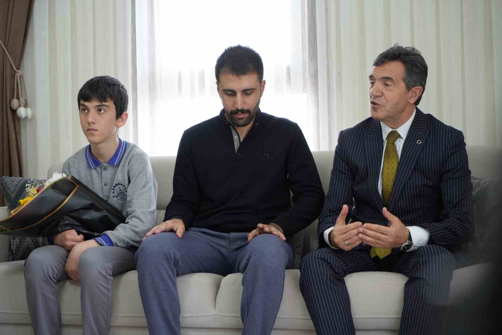 DEAŞ operasyonunda ağır yaralanmıştı: Bayburtlu kahraman komisere öğrencilerden Polis Haftası sürprizi
DEAŞ operasyonunda ağır yaralanmıştı: Bayburtlu kahraman komisere öğrencilerden Polis Haftası sürprizi