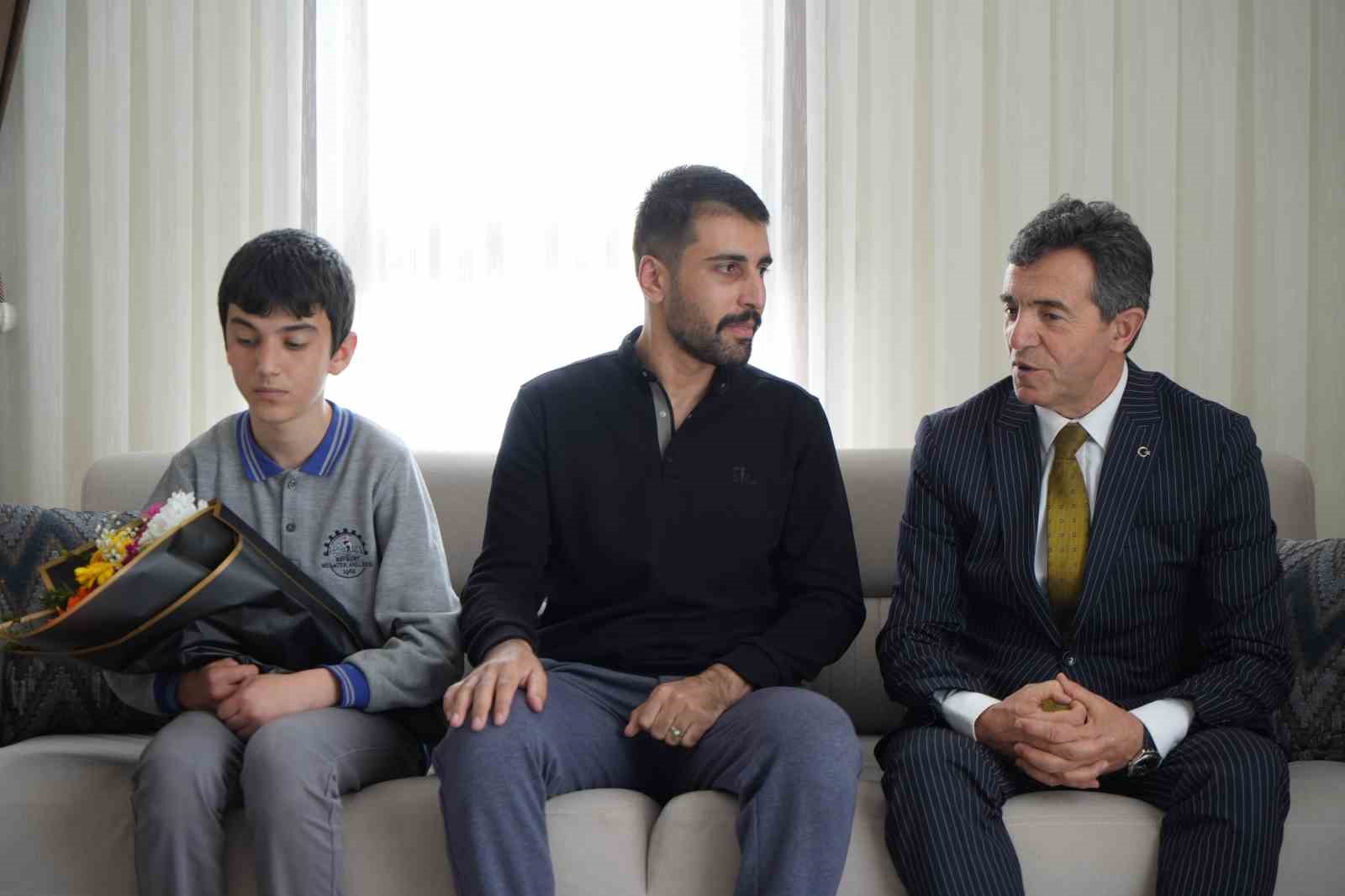 DEAŞ operasyonunda ağır yaralanmıştı: Bayburtlu kahraman komisere öğrencilerden Polis Haftası sürprizi
DEAŞ operasyonunda ağır yaralanmıştı: Bayburtlu kahraman komisere öğrencilerden Polis Haftası sürprizi