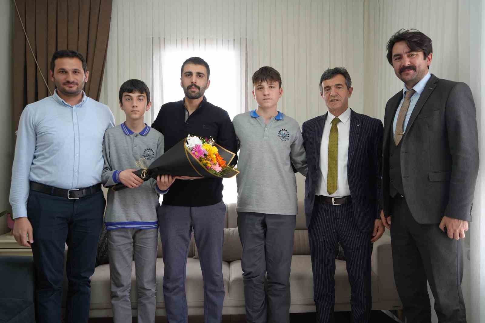 DEAŞ operasyonunda ağır yaralanmıştı: Bayburtlu kahraman komisere öğrencilerden Polis Haftası sürprizi
DEAŞ operasyonunda ağır yaralanmıştı: Bayburtlu kahraman komisere öğrencilerden Polis Haftası sürprizi