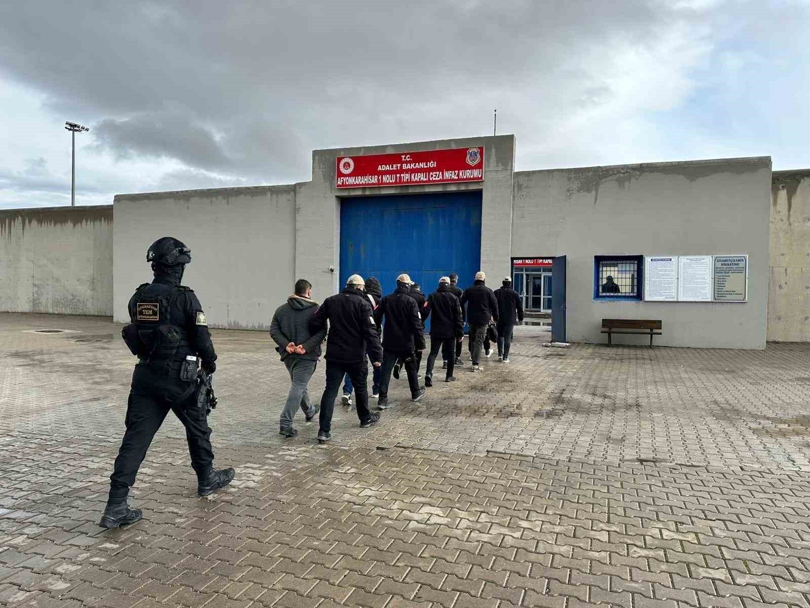 DEAŞ’ın İnterpol tarafından aranan sözde 7 yöneticisi Afyonkarahisar polisi tarafından yakalandı
DEAŞ’ın İnterpol tarafından aranan sözde 7 yöneticisi Afyonkarahisar polisi tarafından yakalandı