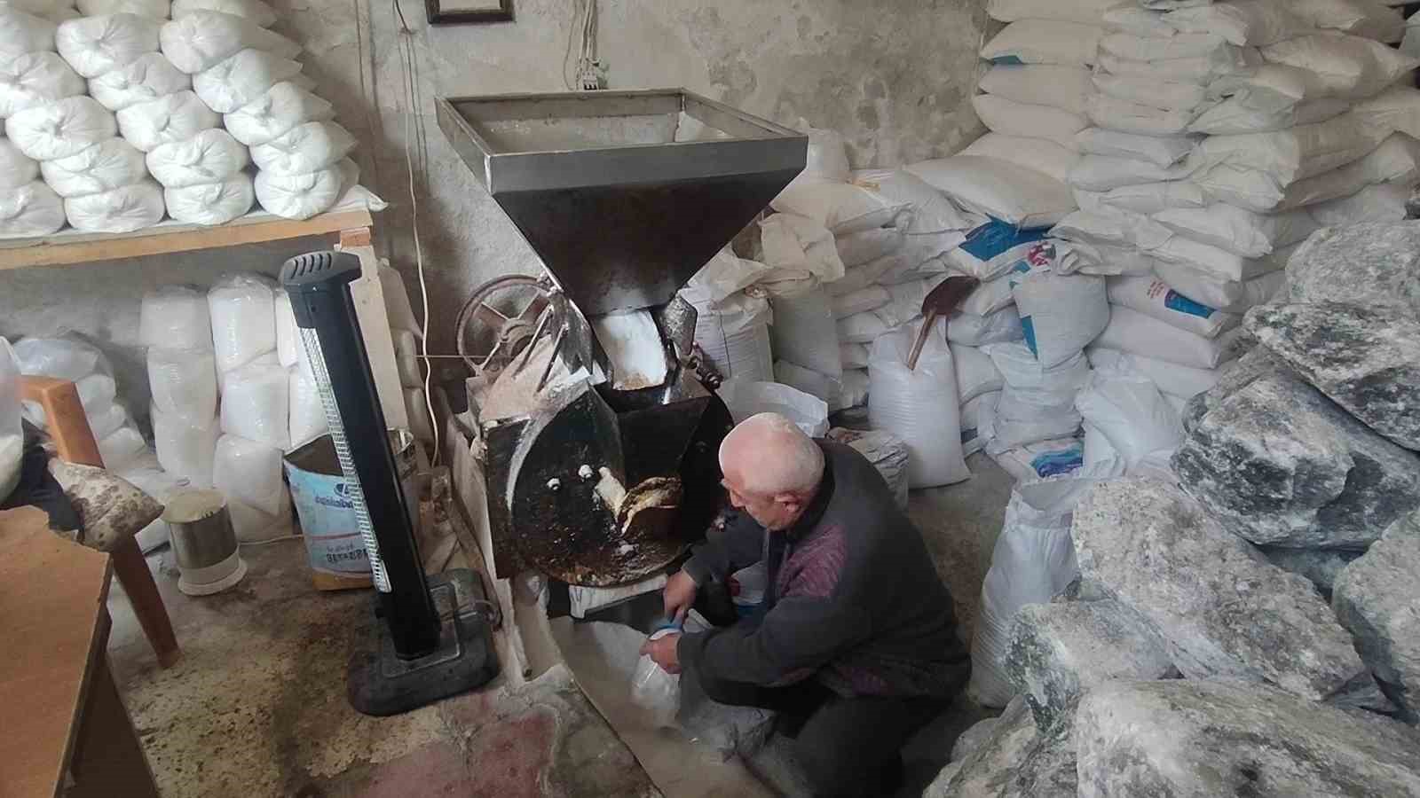 Dede mesleğini icra ediyor, teknolojiye direniyor
Dede mesleğini icra ediyor, teknolojiye direniyor