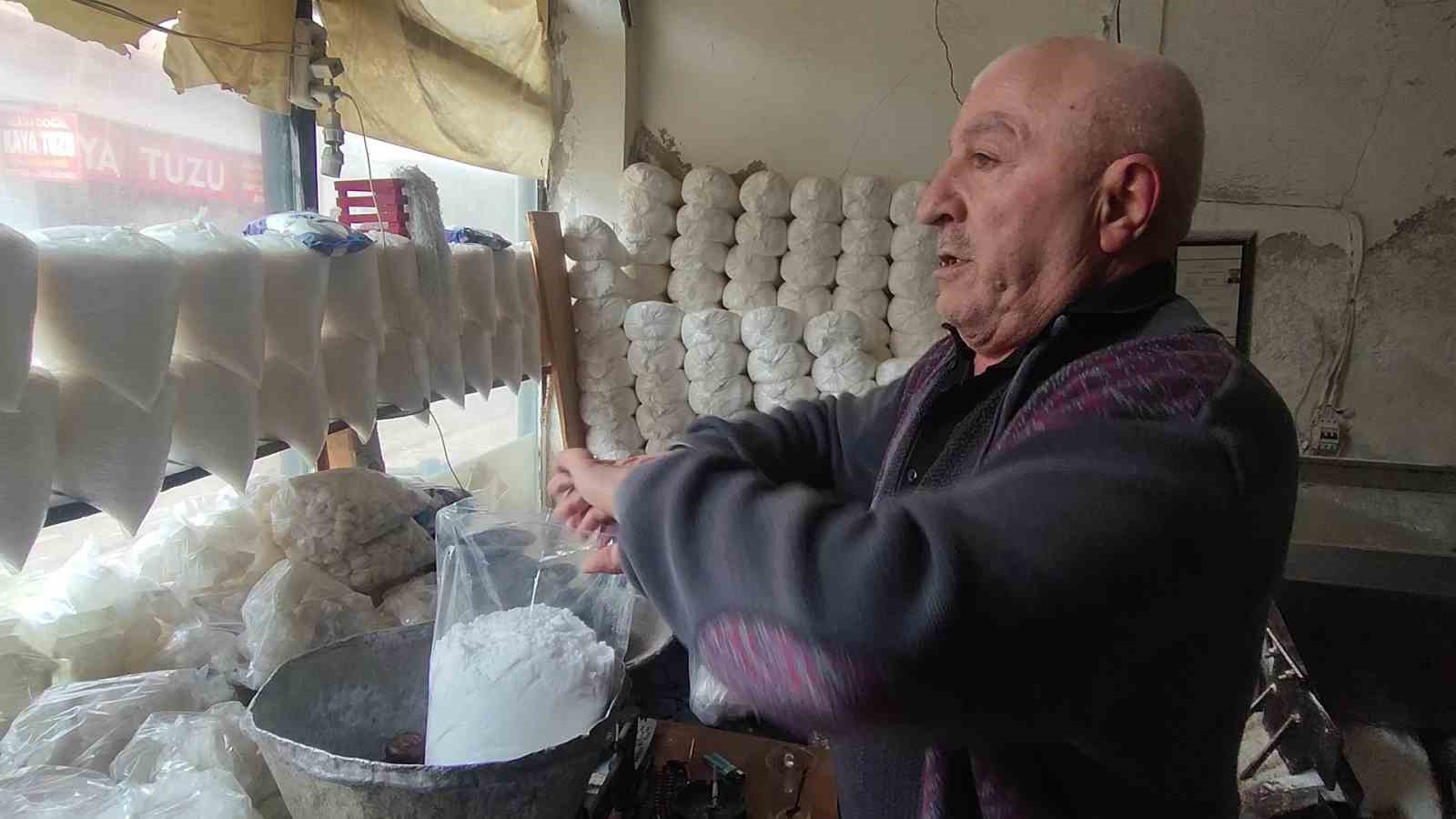 Dede mesleğini icra ediyor, teknolojiye direniyor
Dede mesleğini icra ediyor, teknolojiye direniyor