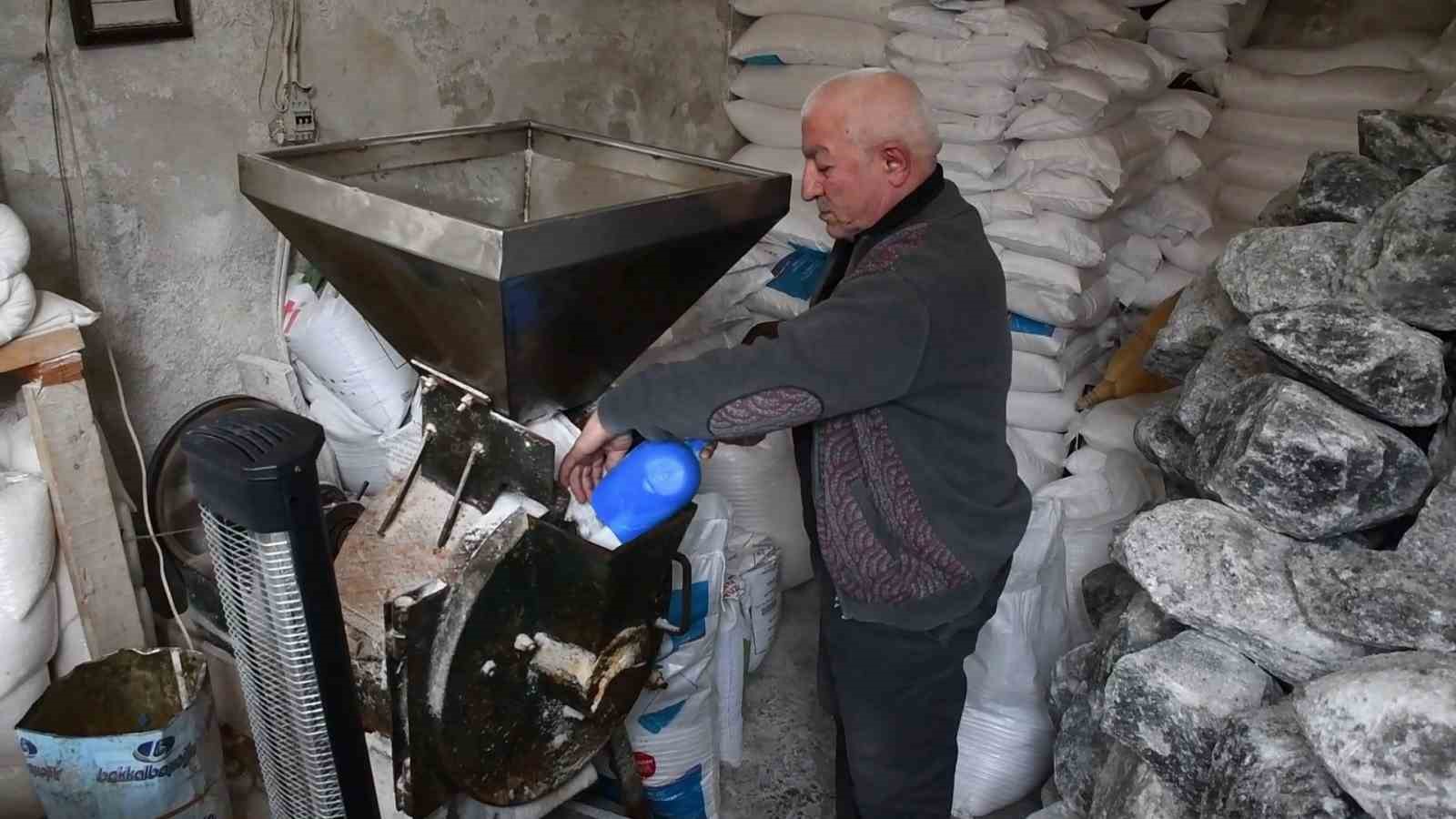 Dede mesleğini icra ediyor, teknolojiye direniyor
Dede mesleğini icra ediyor, teknolojiye direniyor