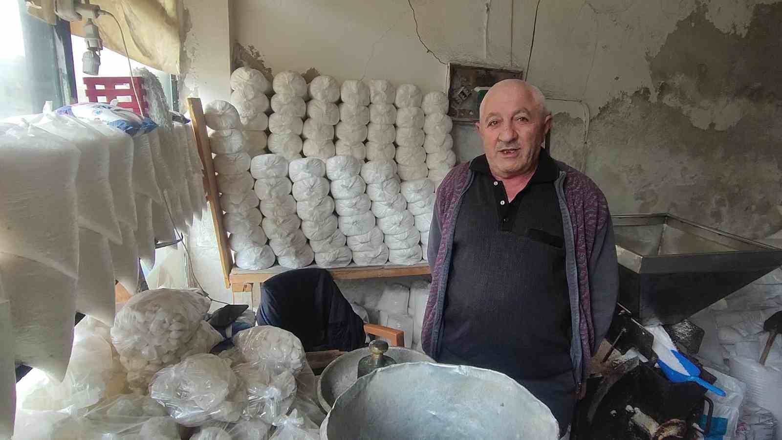 Dede mesleğini icra ediyor, teknolojiye direniyor
Dede mesleğini icra ediyor, teknolojiye direniyor