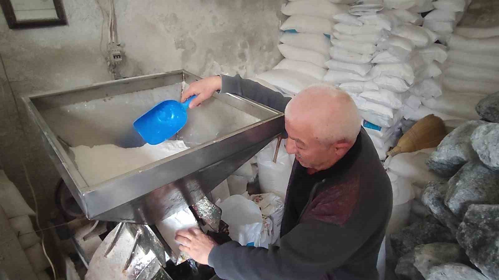 Dede mesleğini icra ediyor, teknolojiye direniyor
Dede mesleğini icra ediyor, teknolojiye direniyor