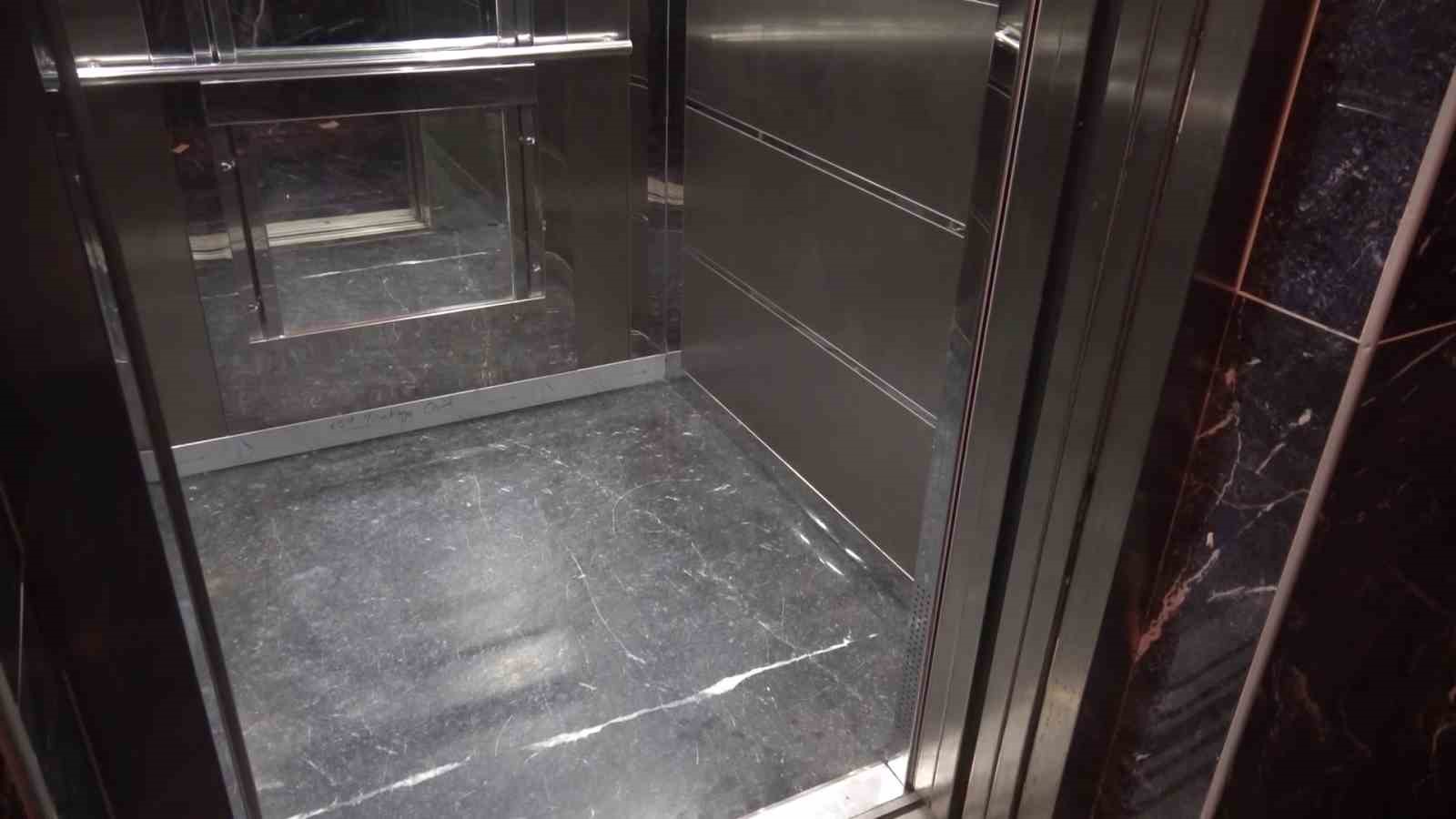 Dedektif gibi iz süren apartman yönetimi, asansördeki idrar kokusunun kaynağının kargocu olduğunu tespit etti
