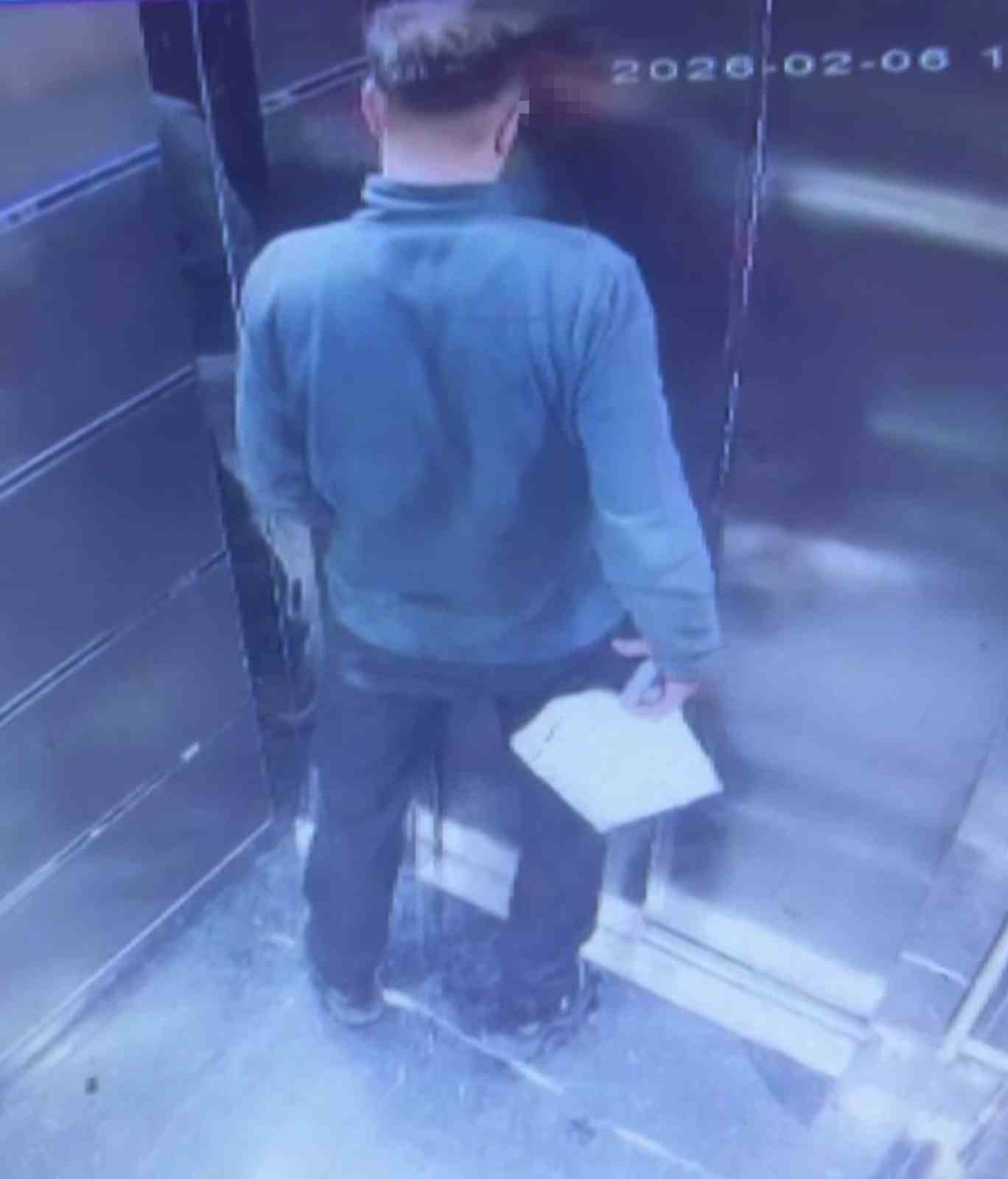 Dedektif gibi iz süren apartman yönetimi, asansördeki idrar kokusunun kaynağının kargocu olduğunu tespit etti
