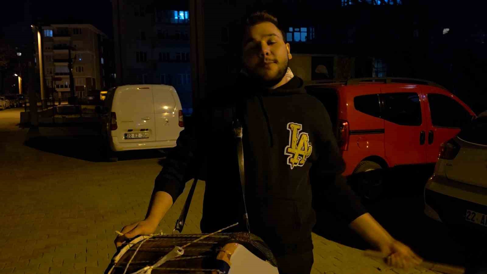 Dedesinden kalan davulla mahalleliyi sahura uyandırıyor
