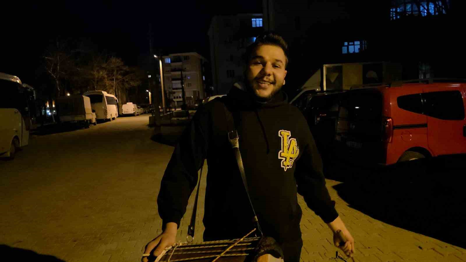 Dedesinden kalan davulla mahalleliyi sahura uyandırıyor
