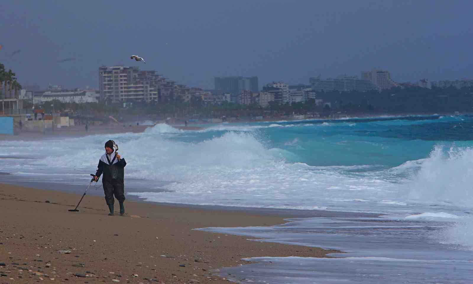 Define avcıları fırtınada iş başında: Dev dalgaların vurduğu sahilde dedektörle arama yaptılar
