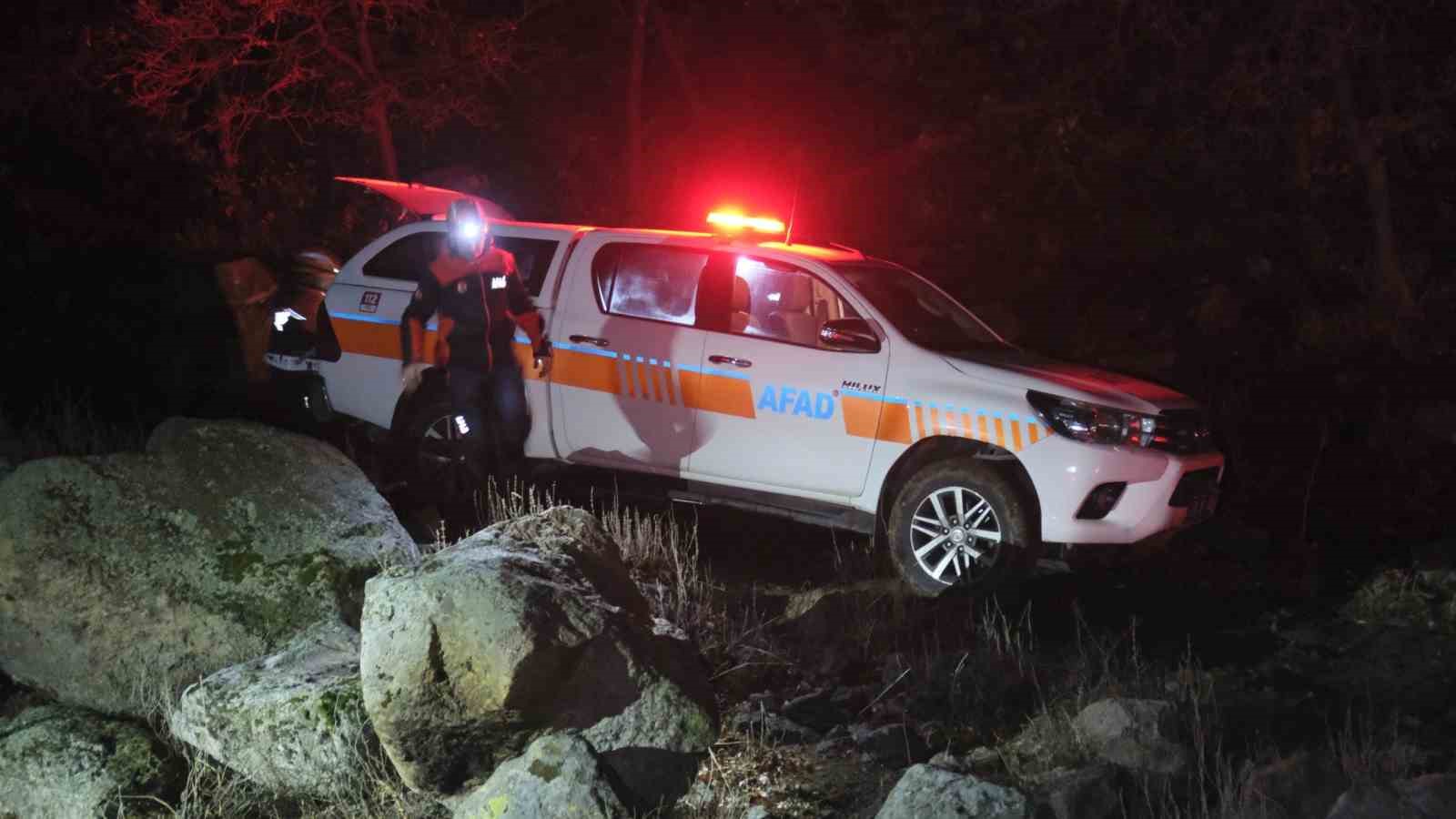 Define bulmak için girdikleri sarnıçta mahsur kalan 3 kişi, 4 saatte kurtarıldı
