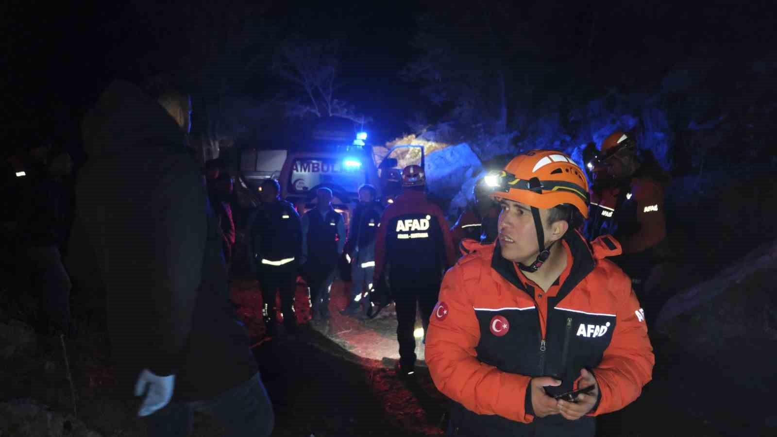 Define bulmak için girdikleri sarnıçta mahsur kalan 3 kişi, 4 saatte kurtarıldı
