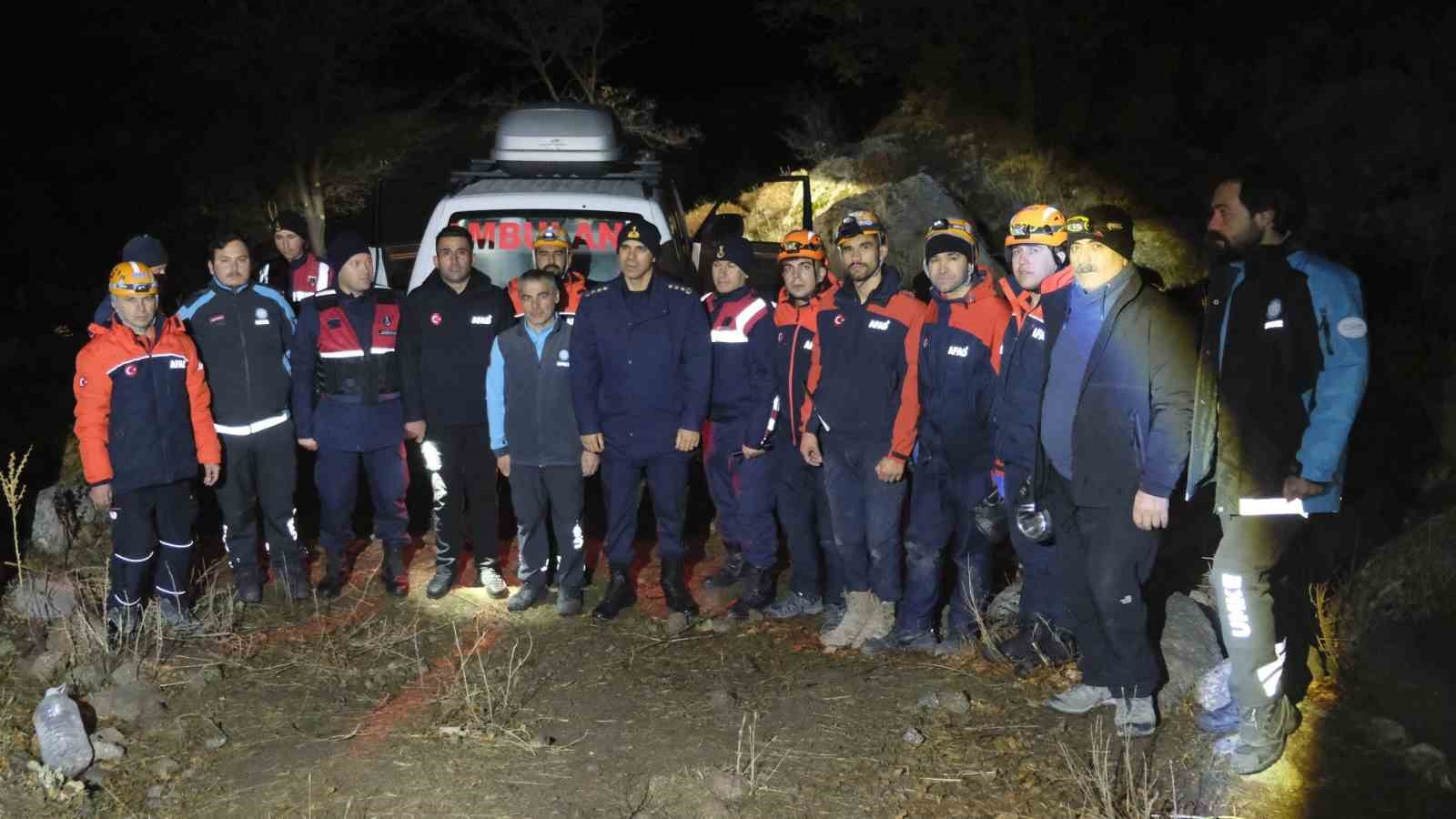 Define bulmak için girdikleri sarnıçta mahsur kalan 3 kişi, 4 saatte kurtarıldı
