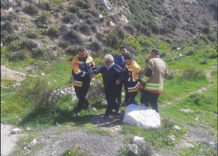 Defne’de uçurumdan yuvarlanan otomobil sürücüsü yaralandı
