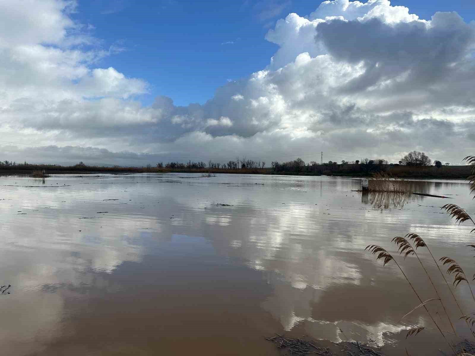 Değirmendere deresi taştı, tarım arazilerini ve iş yerlerini su bastı

