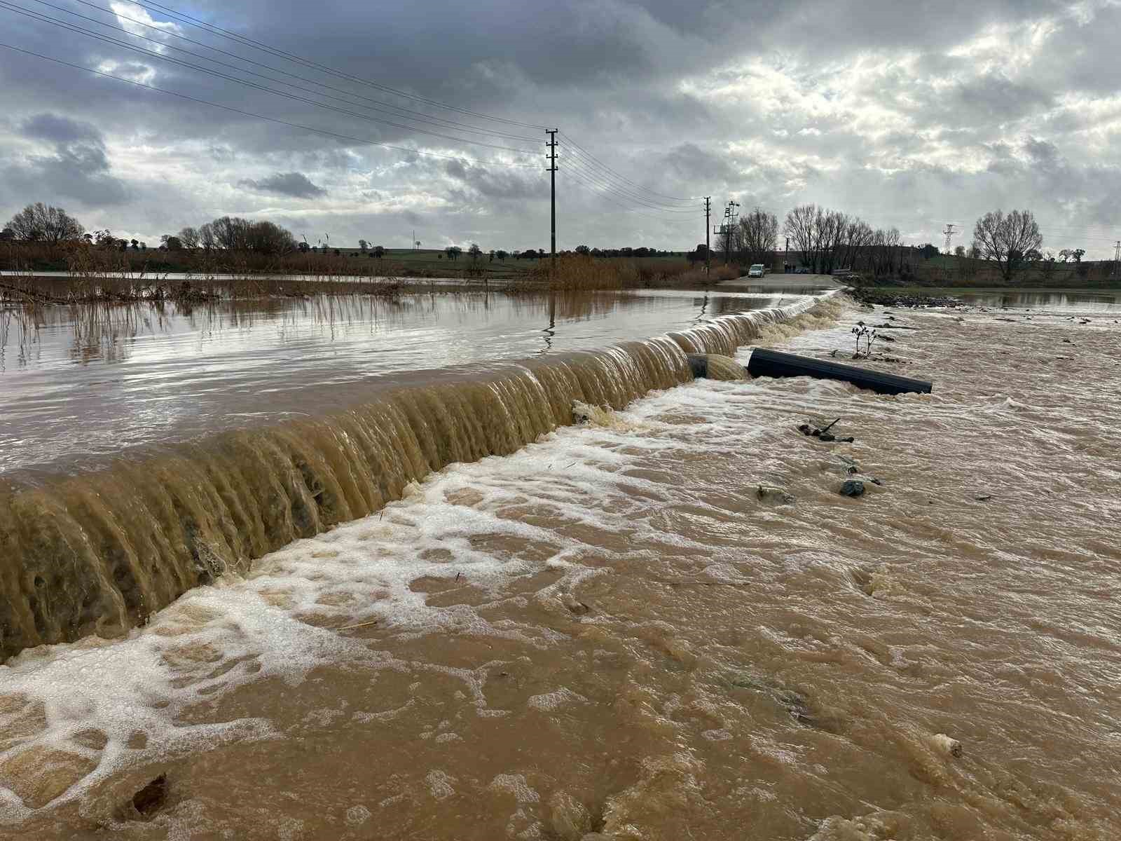 Değirmendere deresi taştı, tarım arazilerini ve iş yerlerini su bastı
