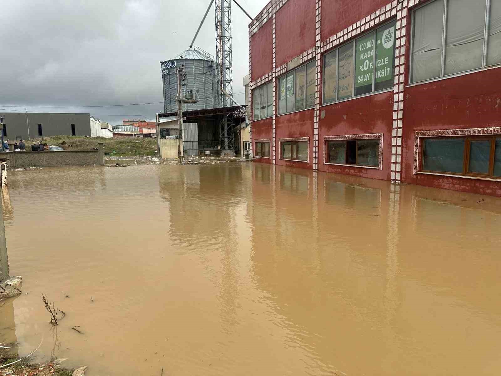 Değirmendere deresi taştı, tarım arazilerini ve iş yerlerini su bastı
