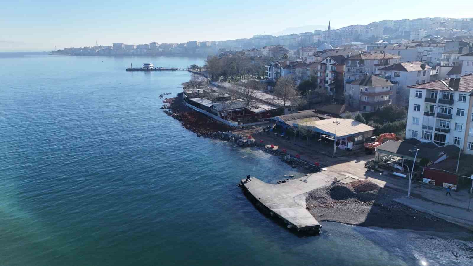 Değirmendere sahiline taşkınlara karşı dalgakıran inşa ediliyor
