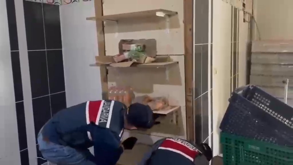 Dekoratif rafın arkasındaki gizli depoda 558 litre sahte içki ele geçirildi
