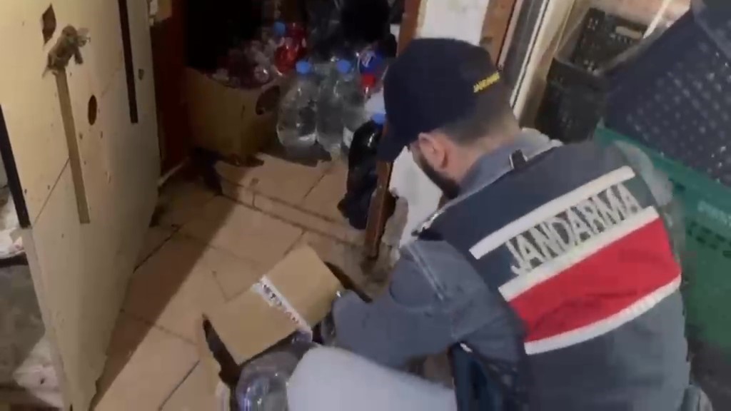 Dekoratif rafın arkasındaki gizli depoda 558 litre sahte içki ele geçirildi

