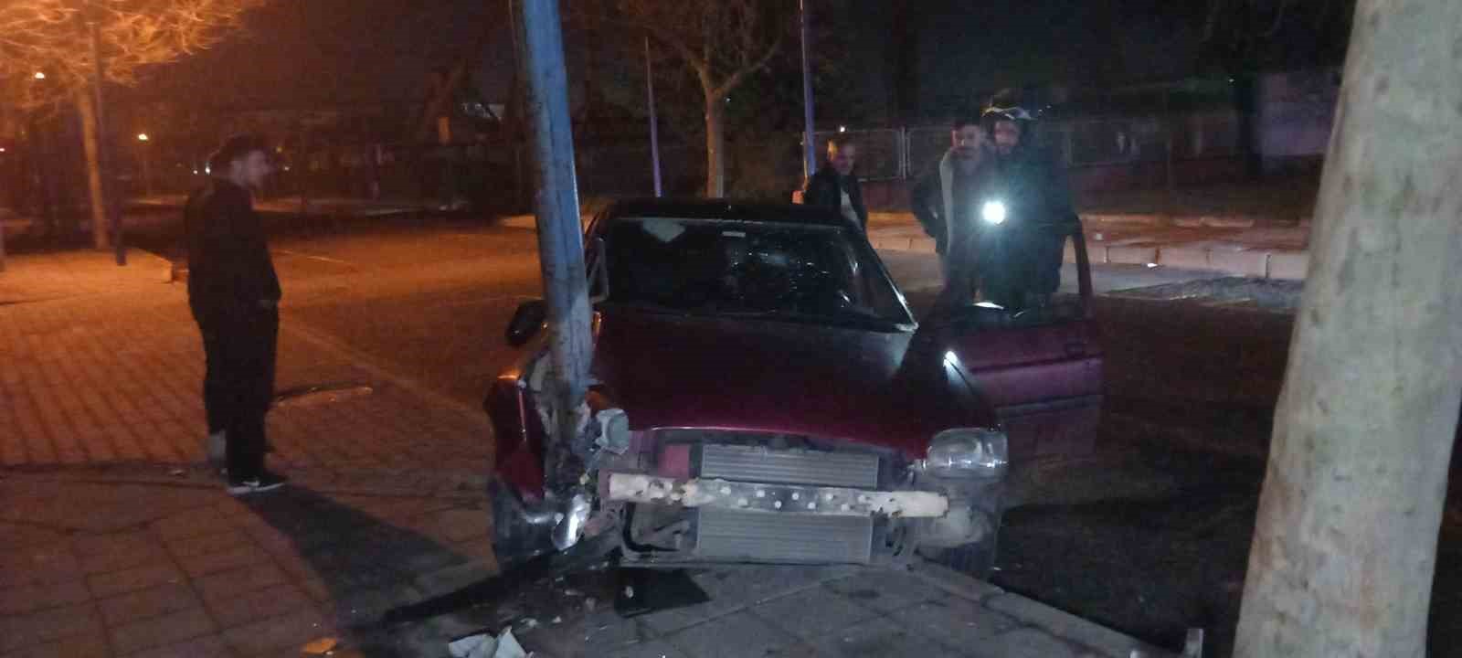 Demir direğe saplandı, hurdaya dönen araç sürücüsü kayıplara karıştı
