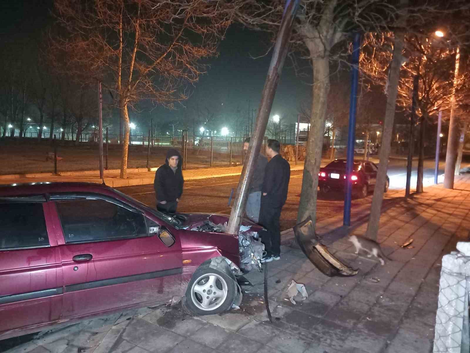 Demir direğe saplandı, hurdaya dönen araç sürücüsü kayıplara karıştı
