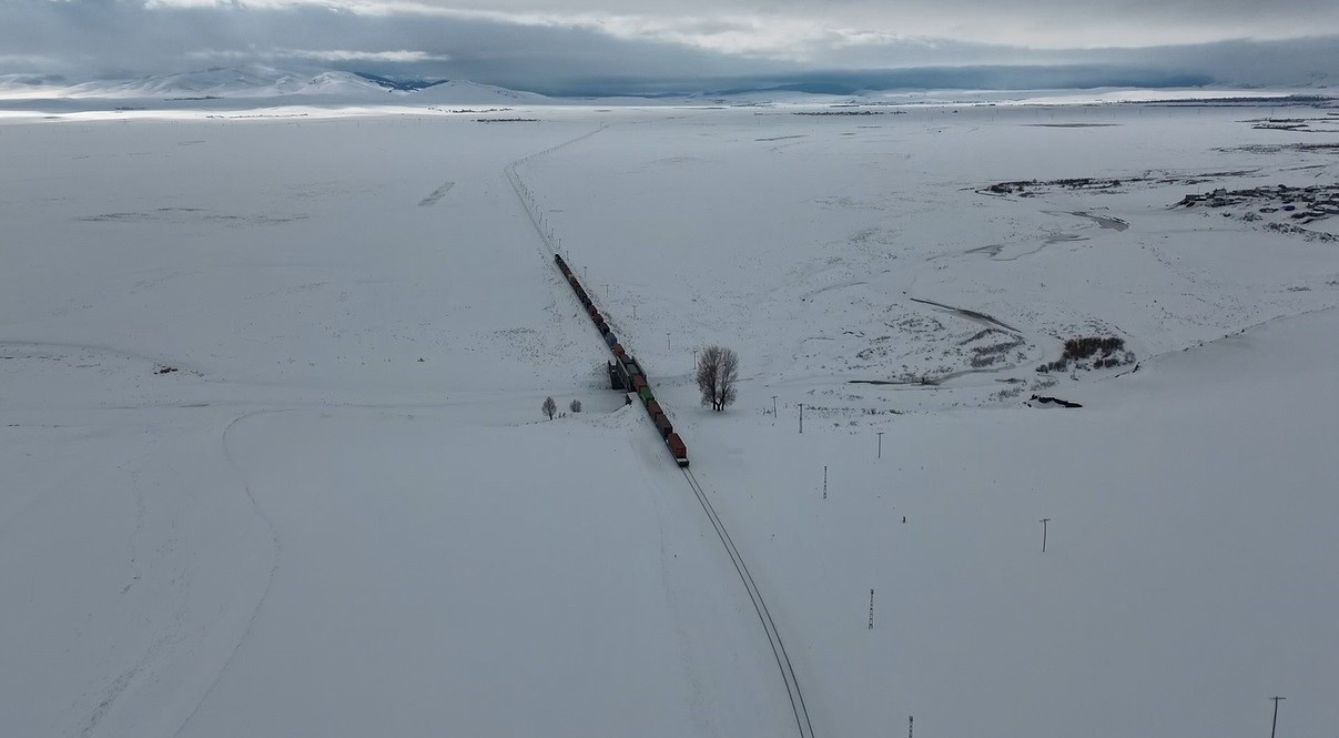 Demir İpek Yolu’nda görsel şölen: Karlar içinden süzülerek Kars’tan Avrupa’ya binlerce kilometrelik yolculuk
