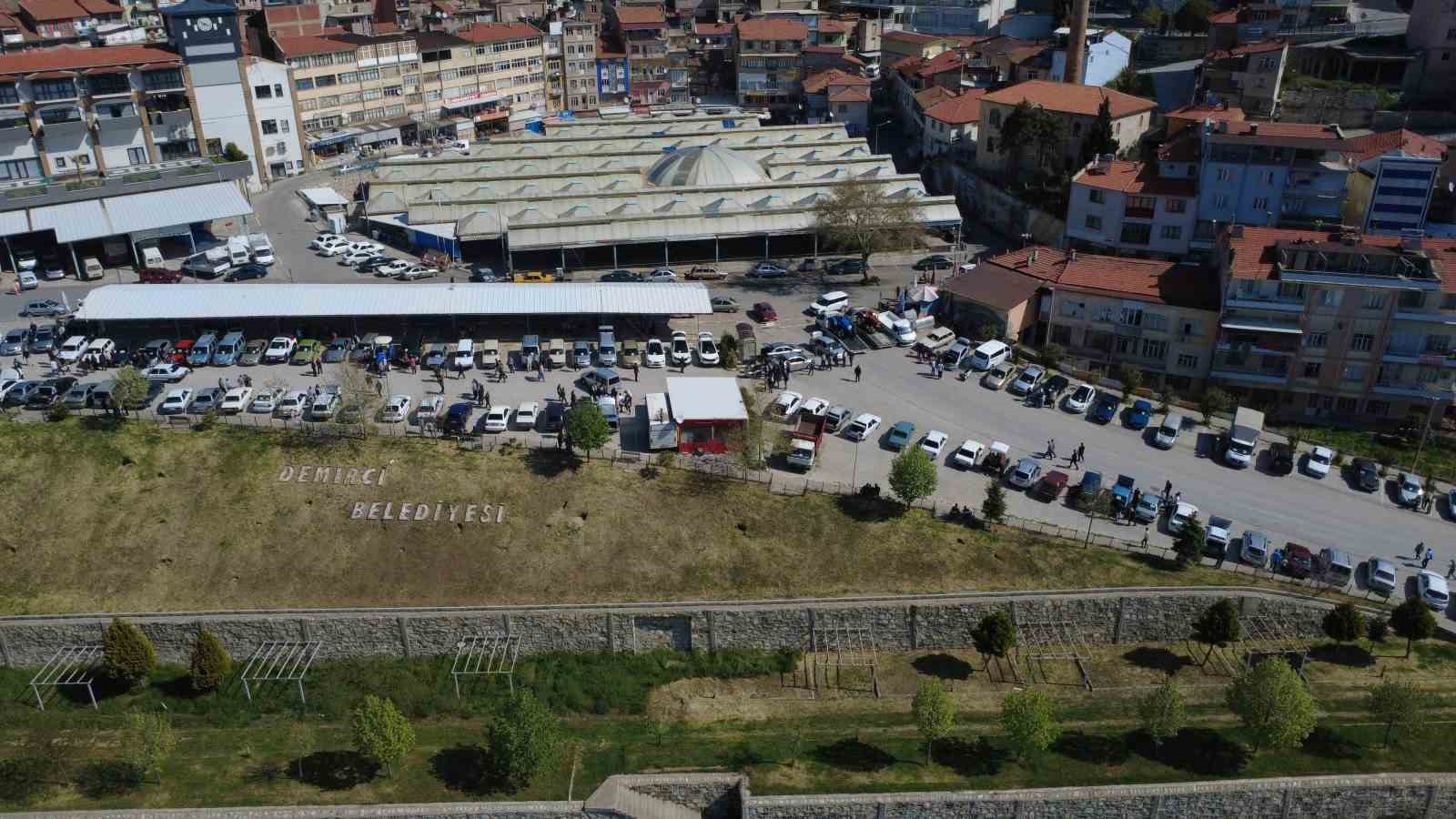 Demirci 2. El Oto Pazarı kapılarını açtı
