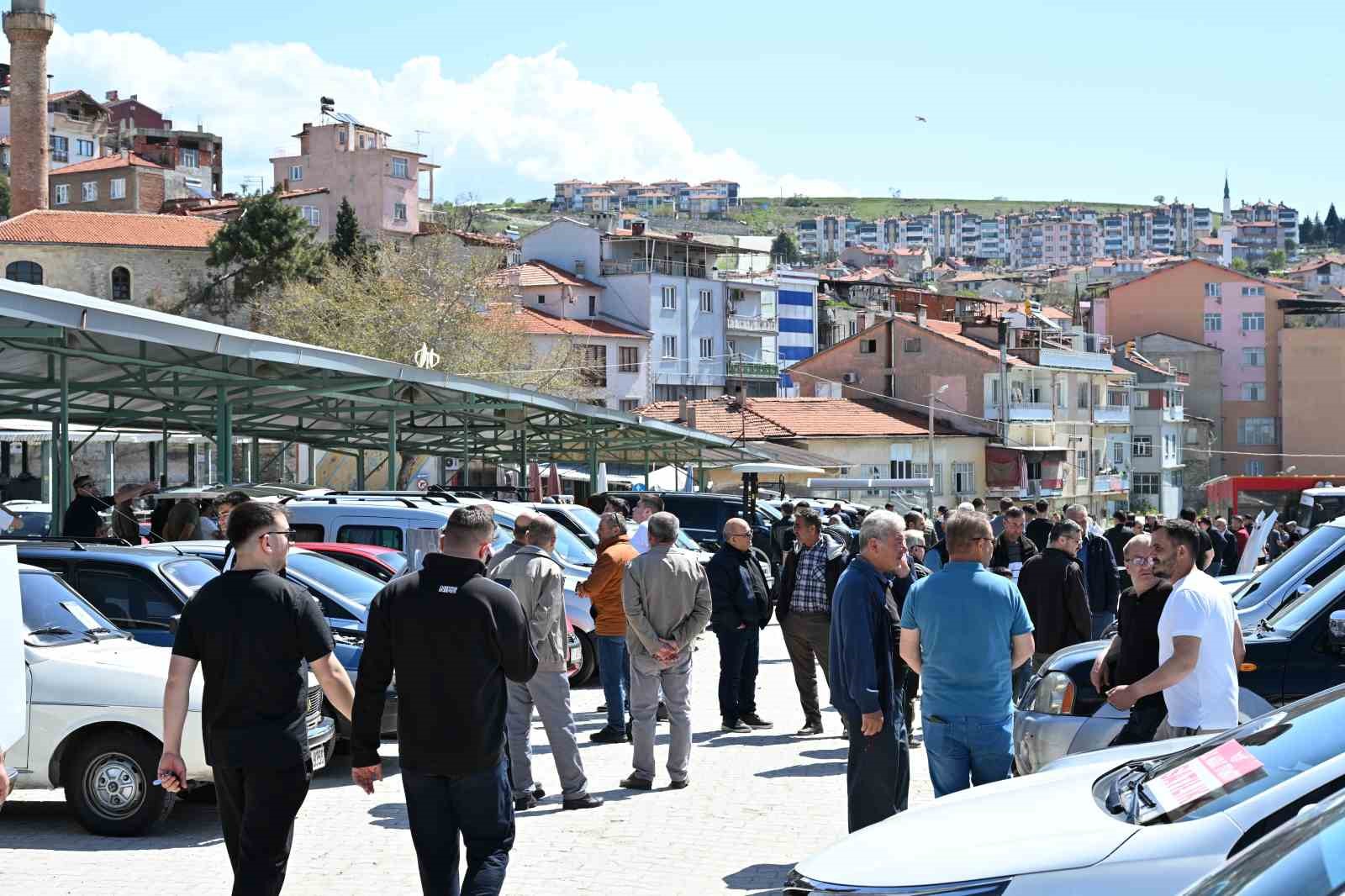 Demirci 2. El Oto Pazarı kapılarını açtı
