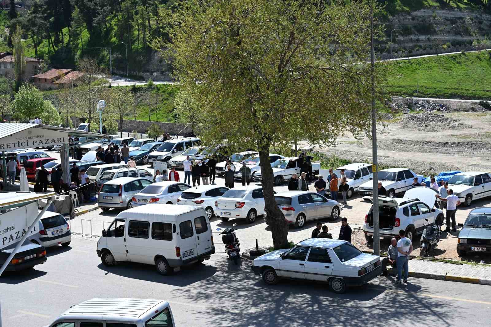 Demirci 2. El Oto Pazarı kapılarını açtı
