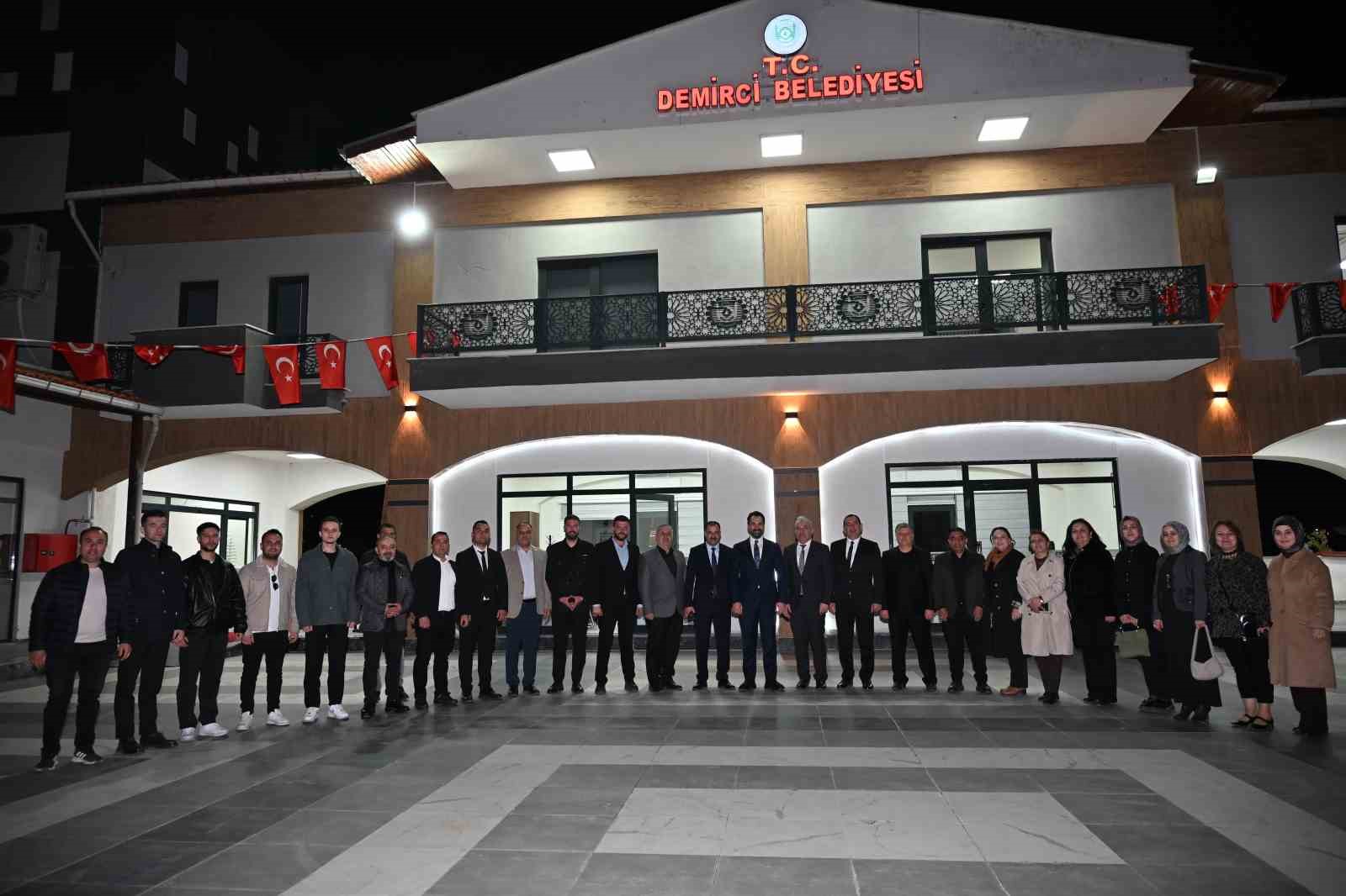 Demirci’de 5 bin kişilik iftar sofrası kuruldu
