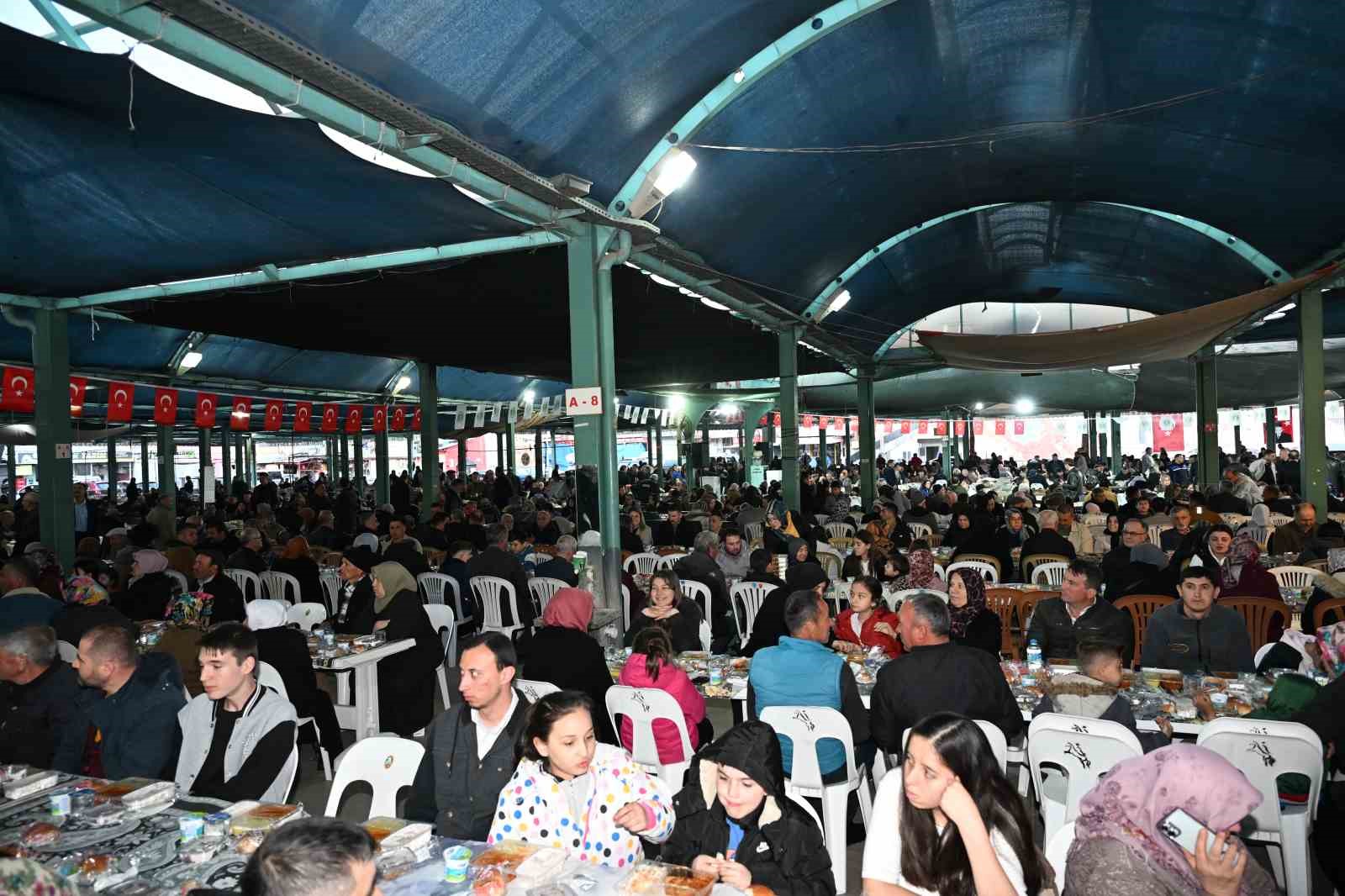 Demirci’de 5 bin kişilik iftar sofrası kuruldu
