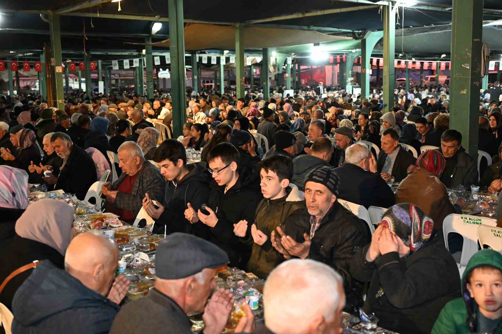Demirci’de 5 bin kişilik iftar sofrası kuruldu
