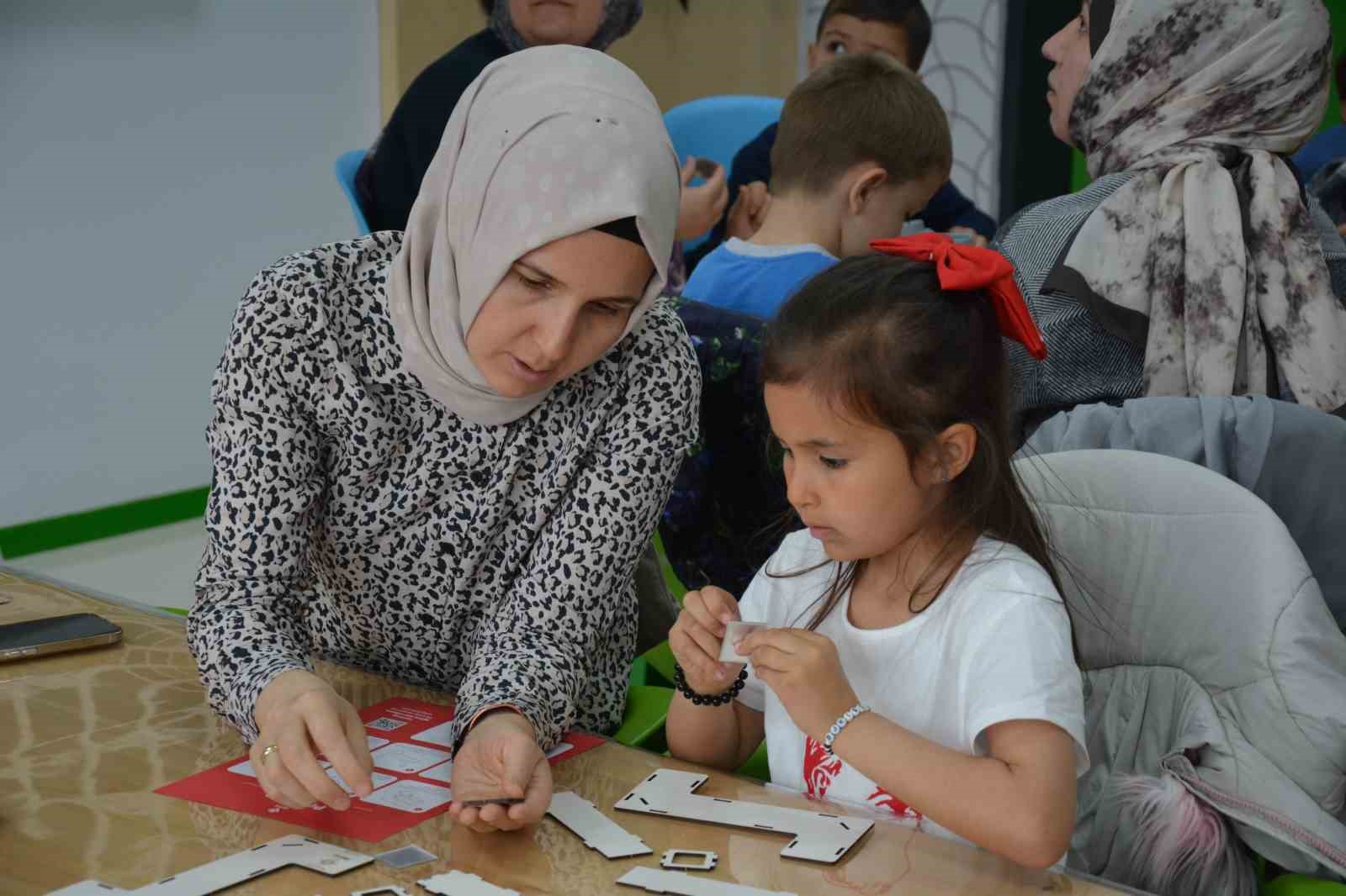Demirci’de çocuklar bayramı bilimle kutladı
