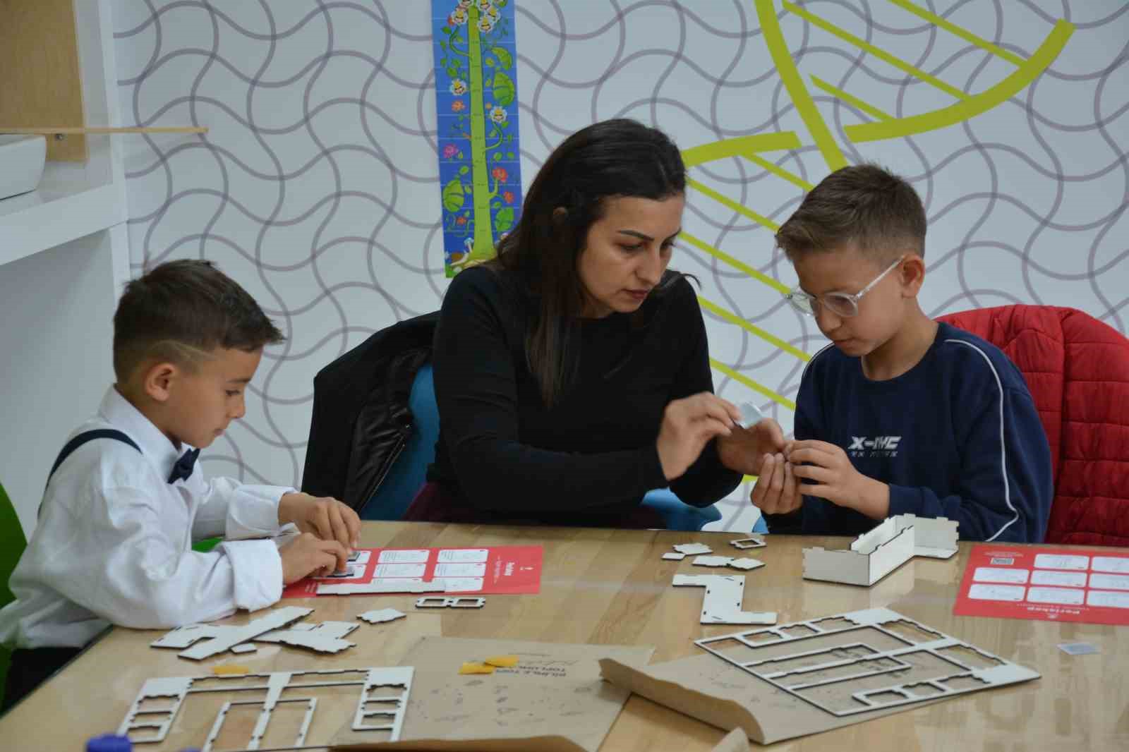 Demirci’de çocuklar bayramı bilimle kutladı
