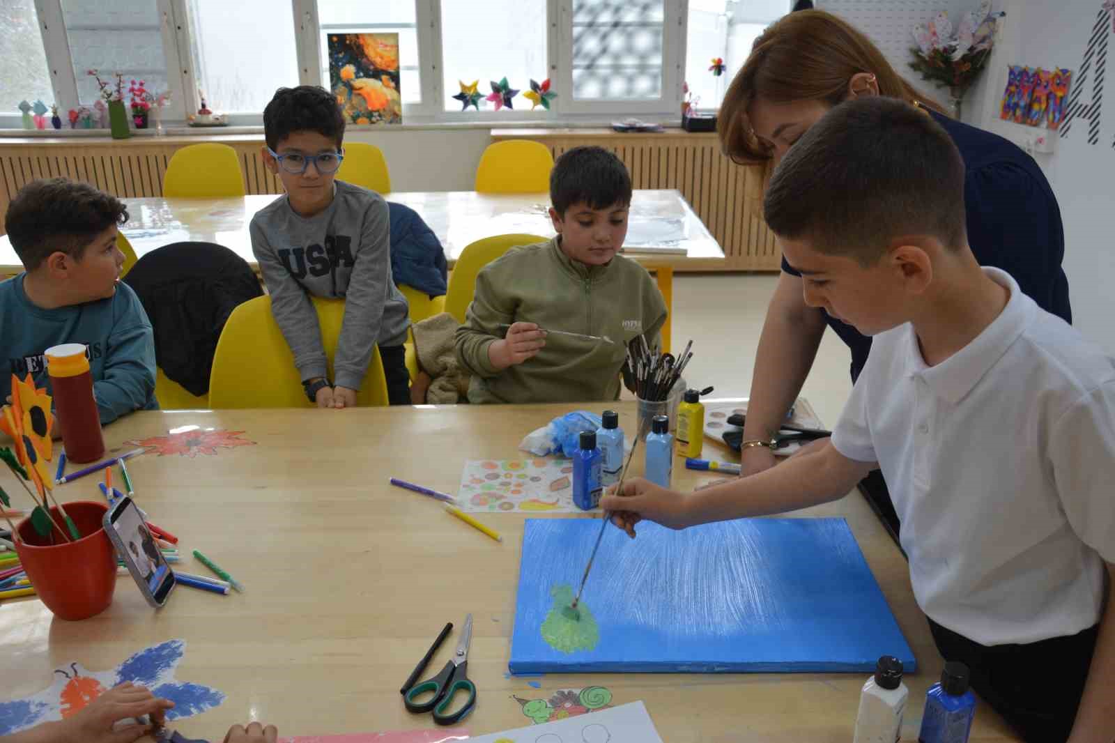 Demirci’de çocuklar bayramı bilimle kutladı
