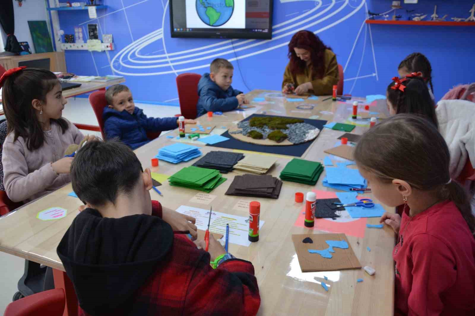 Demirci’de çocuklar bayramı bilimle kutladı
