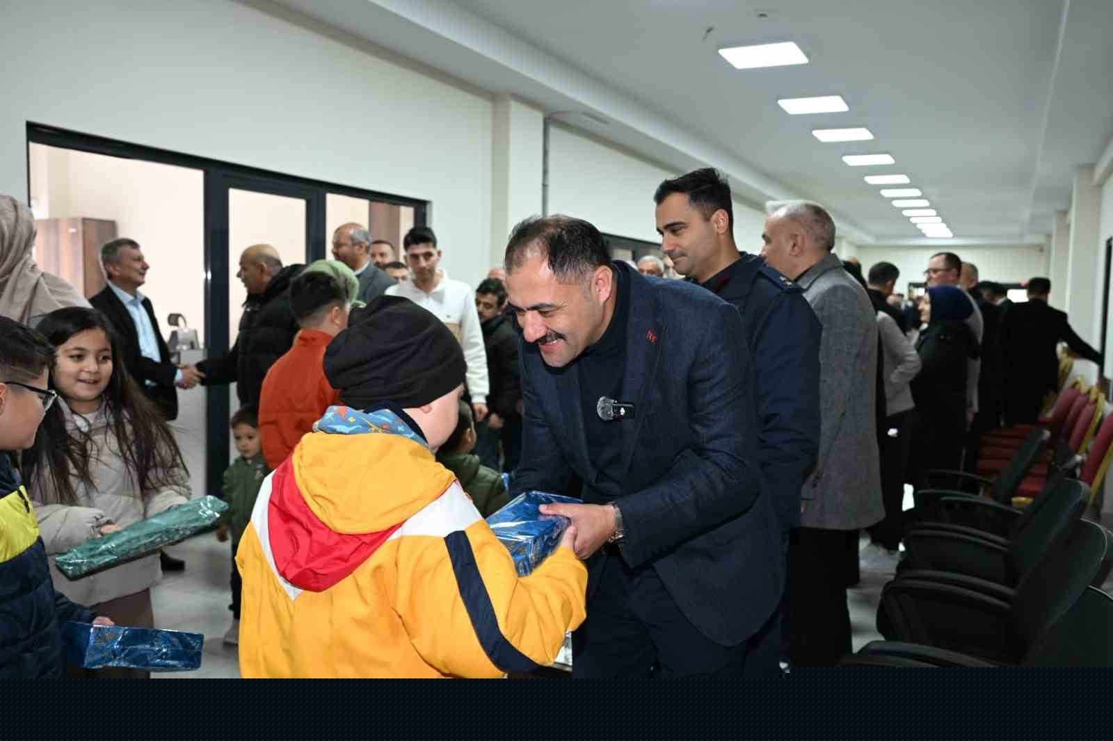 Demirci’de geleneksel bayramlaşma törenine yoğun katılım
