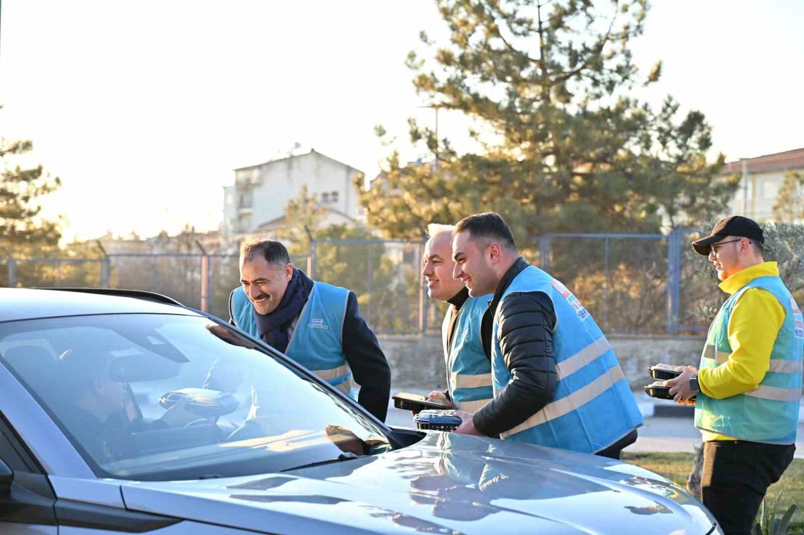 Demirci’de iftar saatine yolda yakalanan sürücülere iftariyelik ikramı
