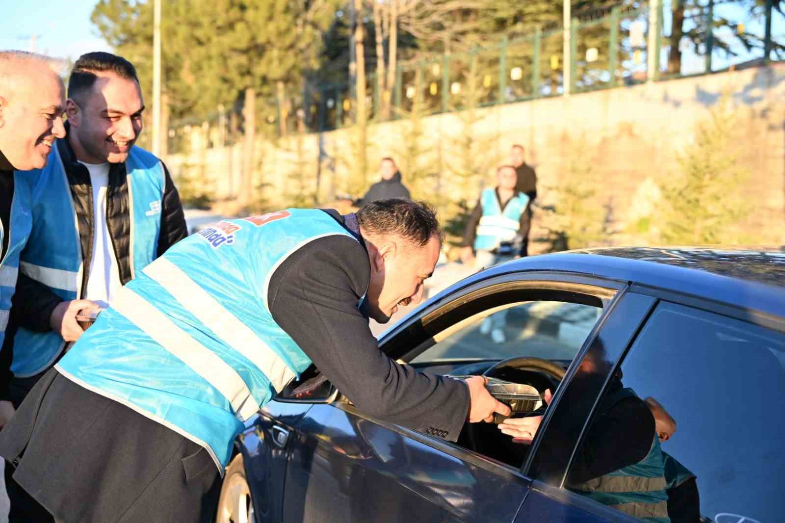 Demirci’de iftar saatine yolda yakalanan sürücülere iftariyelik ikramı
