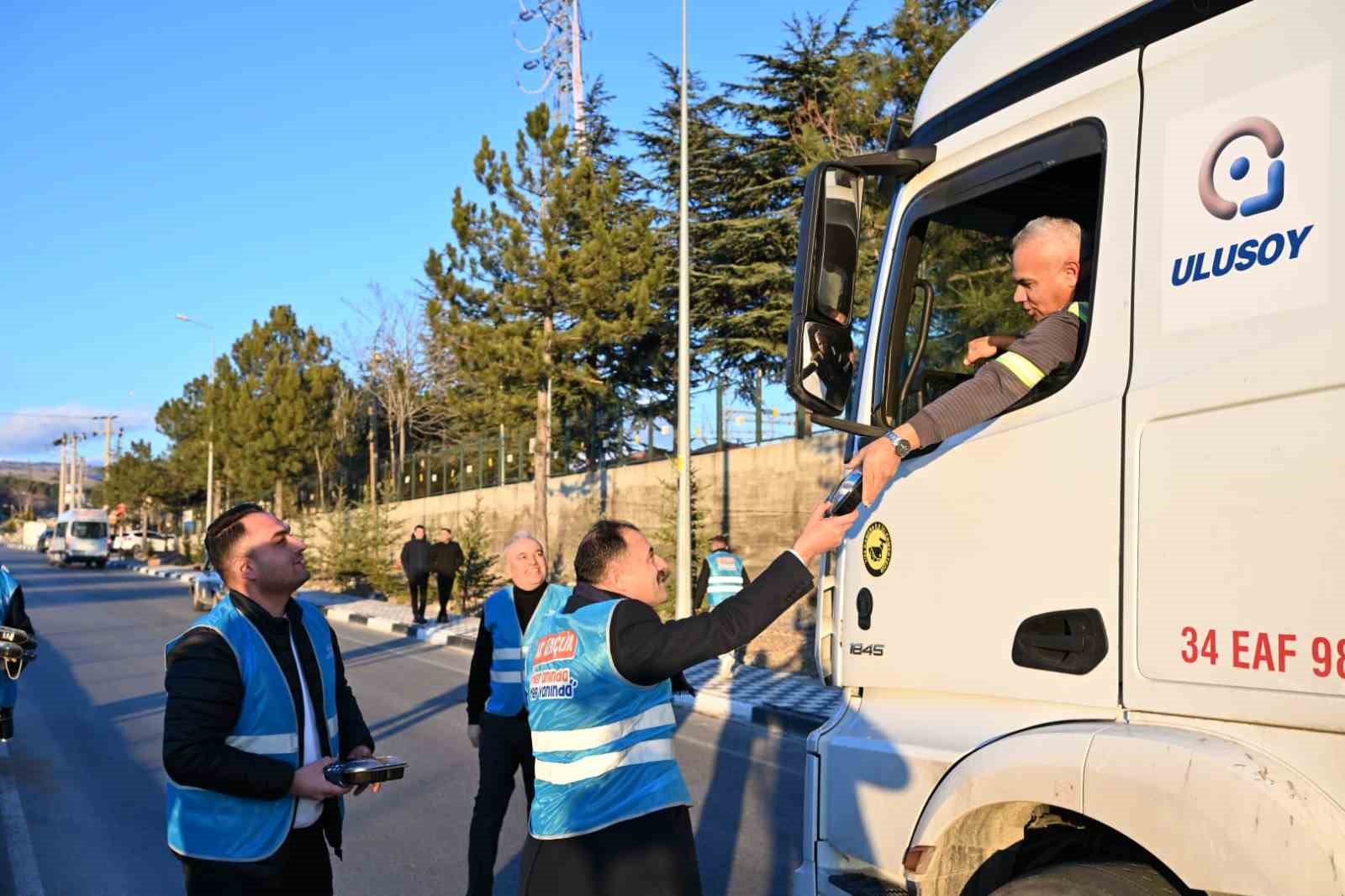 Demirci’de iftar saatine yolda yakalanan sürücülere iftariyelik ikramı
