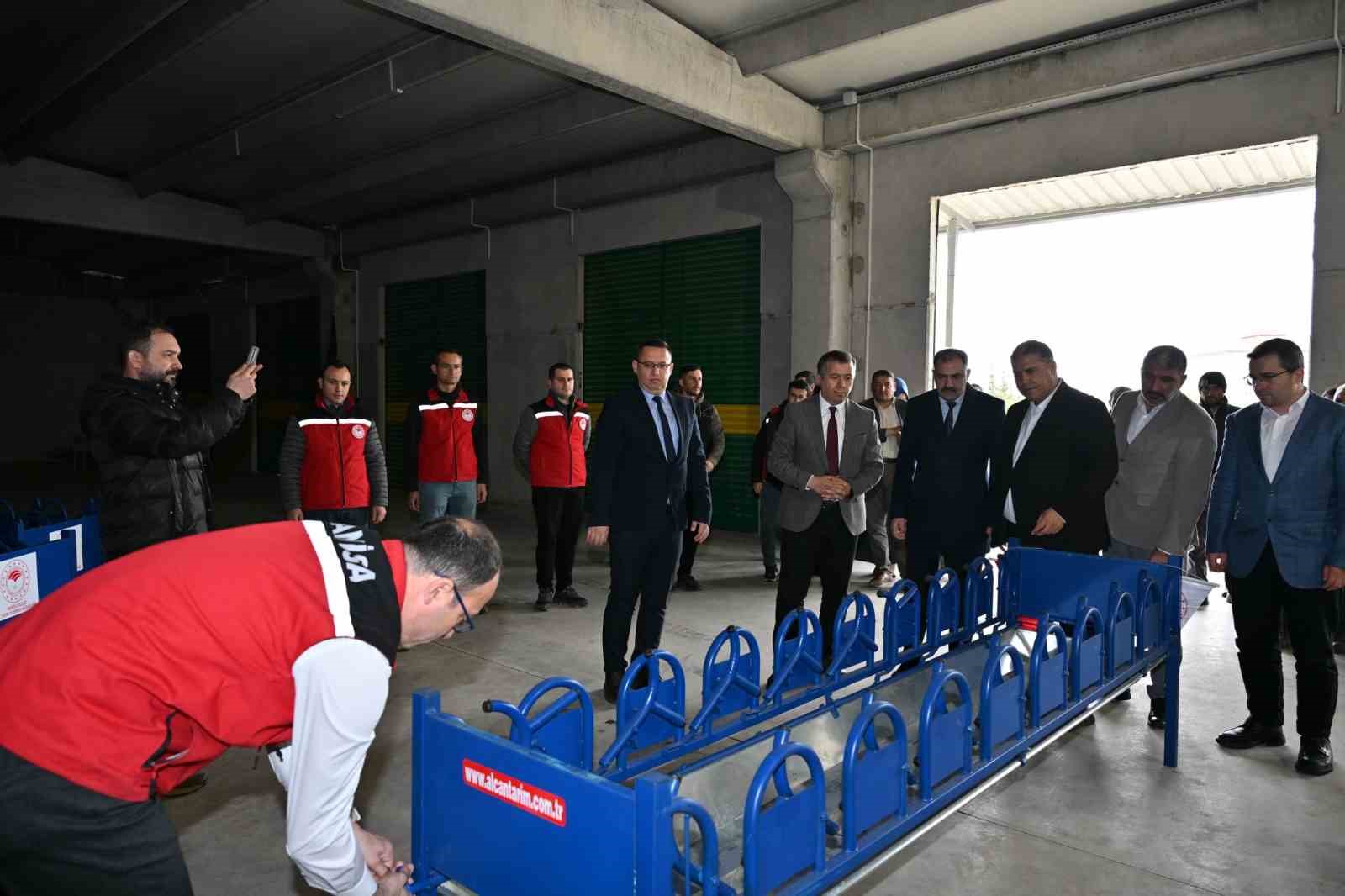 Demirci’de küçükbaş üreticilerine "Kilitli yemlik" desteği
