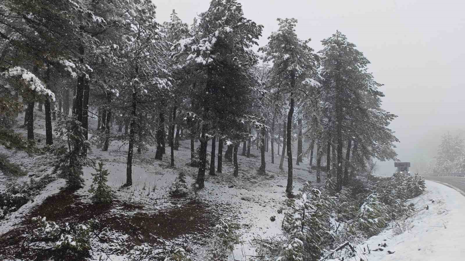 Demirci’nin yüksek kesimlerinde kar yağışı etkili oluyor
