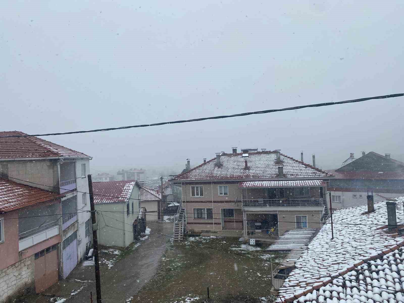 Demirci’nin yüksek kesimlerinde kar yağışı etkili oluyor
