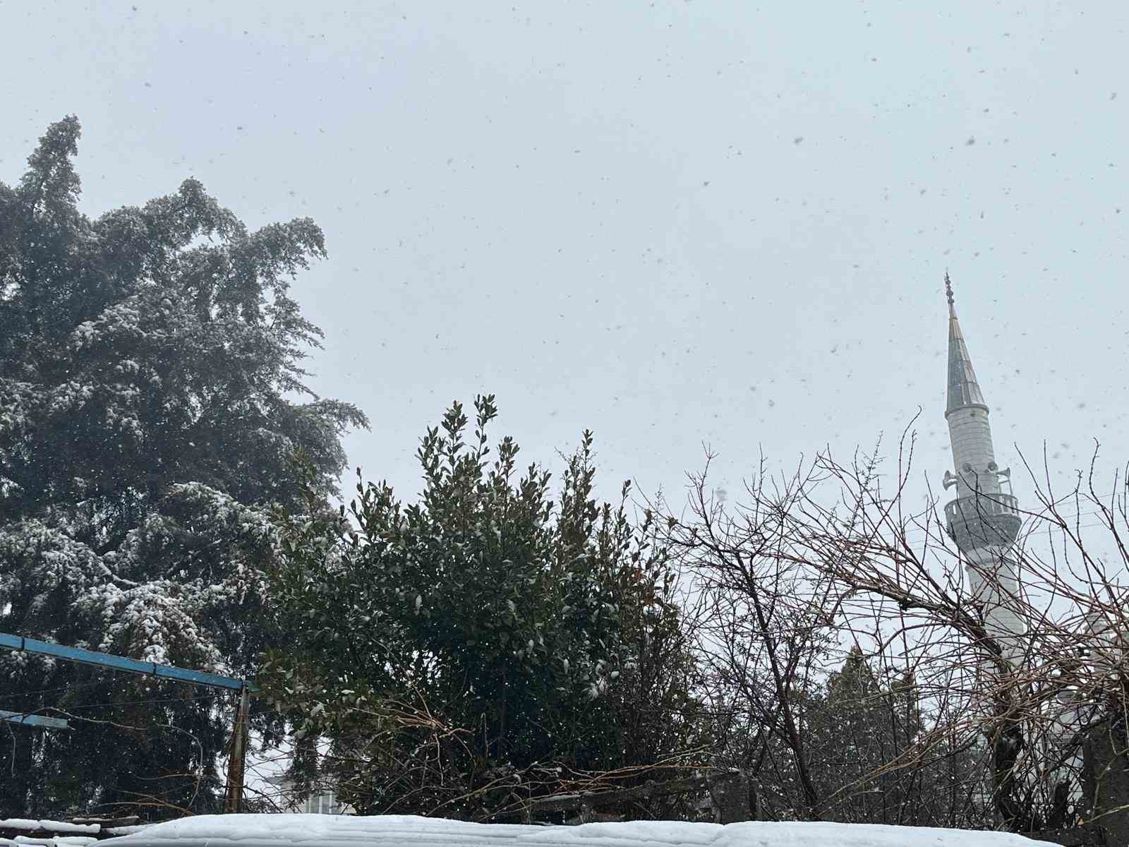 Demirci’nin yüksek kesimlerinde kar yağışı etkili oluyor
