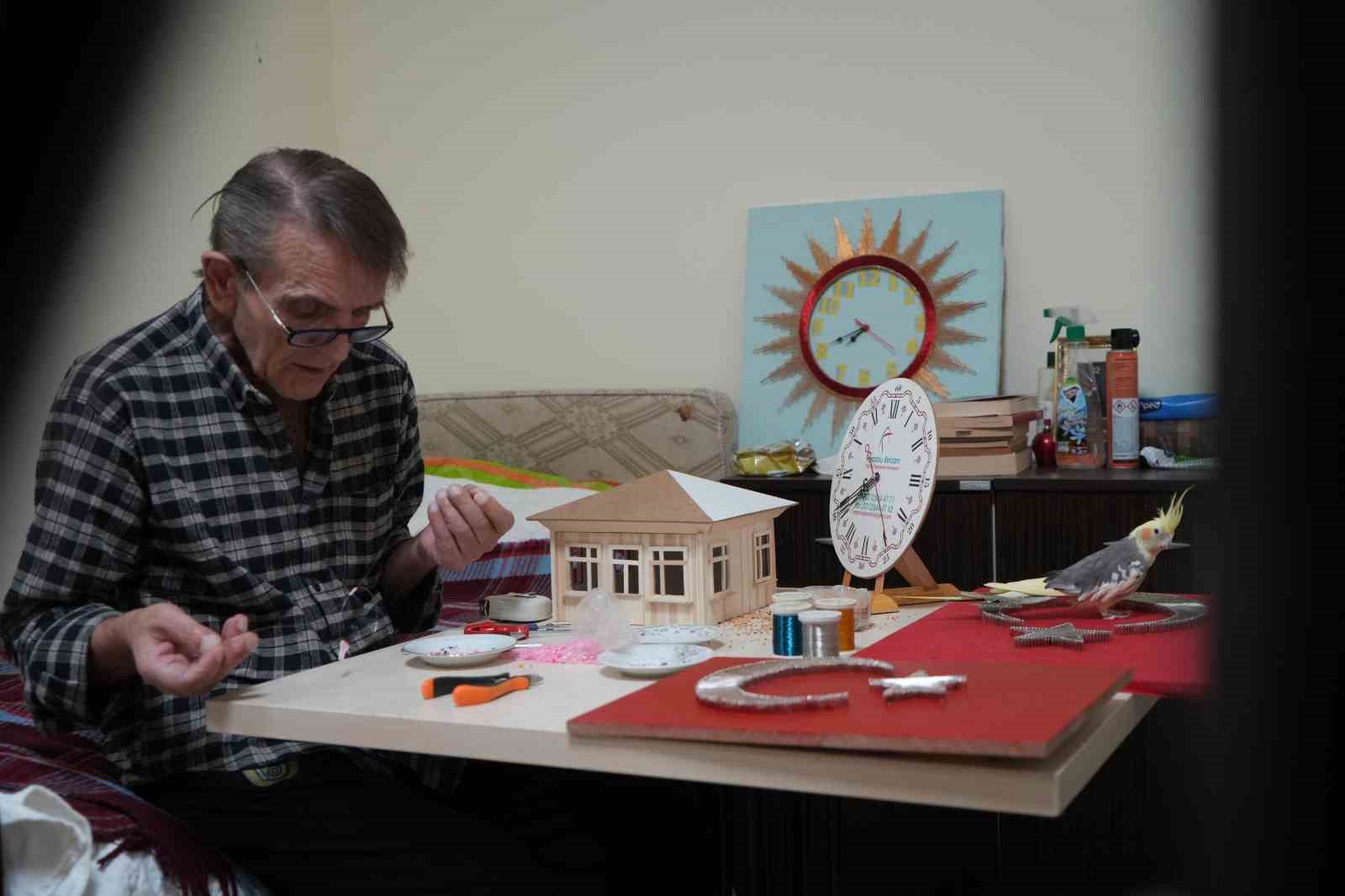 Demirden makete: Pandemide edindiği hobisini huzurevinde 6 yıldır sürdürüyor
