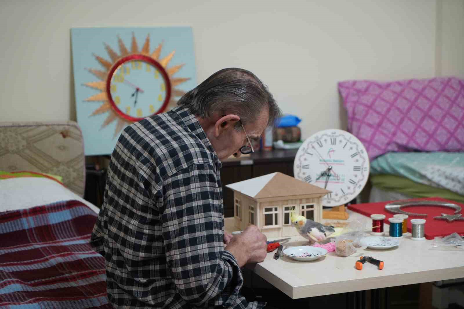 Demirden makete: Pandemide edindiği hobisini huzurevinde 6 yıldır sürdürüyor
