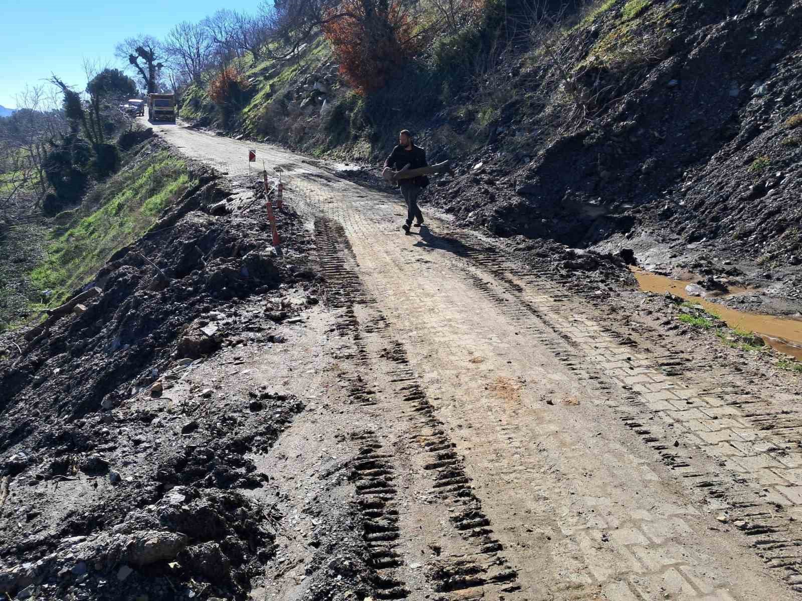 Demirhan ile Çobanlar arasındaki yol yeniden ulaşıma açıldı
