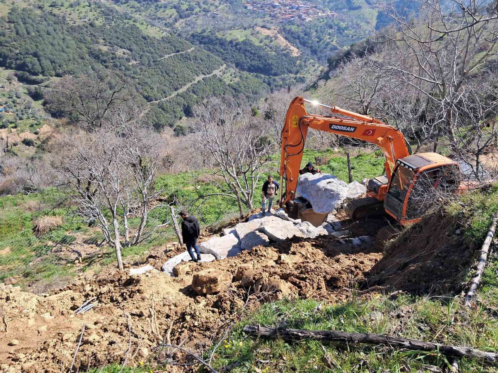 Demirhan ile Çobanlar arasındaki yol yeniden ulaşıma açıldı
